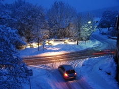 Strassenkreuzung am Wintermorgen