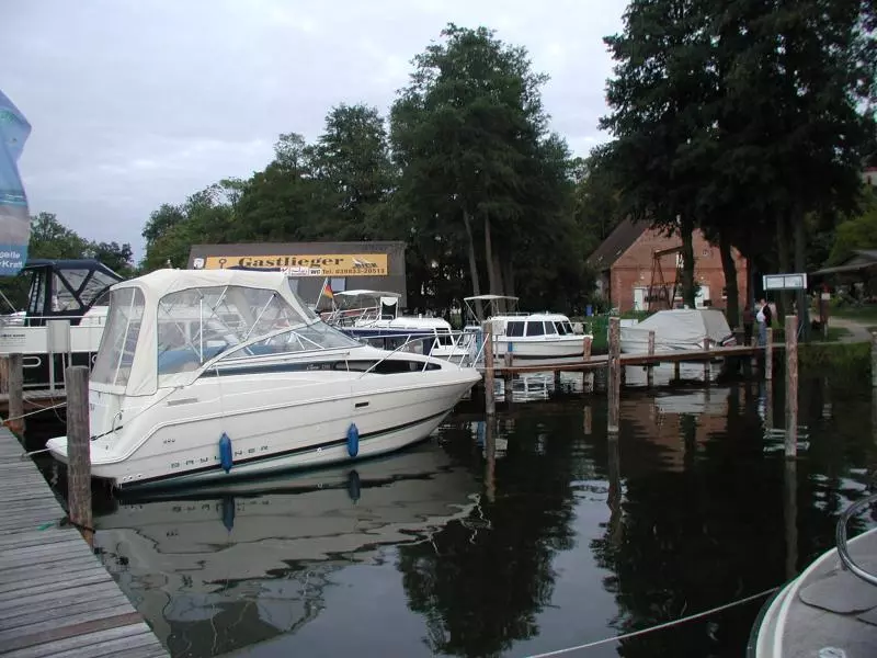Motorboot an einem Steg in Mirow