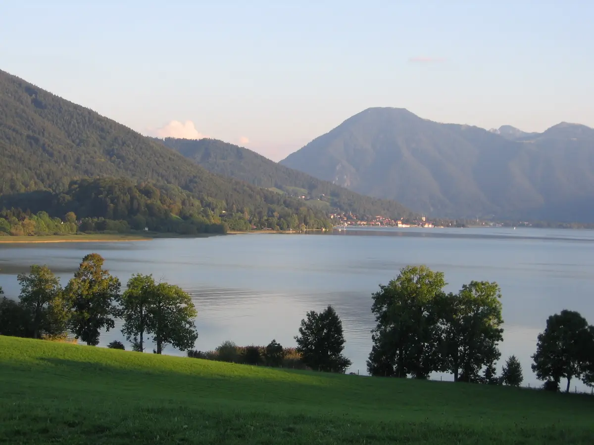 Tegernsee vor den Bergen des Mangfallgebirges