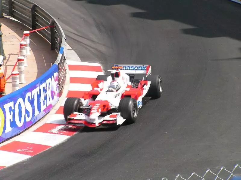Rennwagen in einer Kurve auf einer abgesicherten Motorsportstrecke