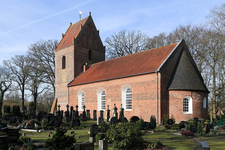 Kirche St. Laurentius und St. Vincentius mit dem Friedhof am Groot Karkweg in Backemoor