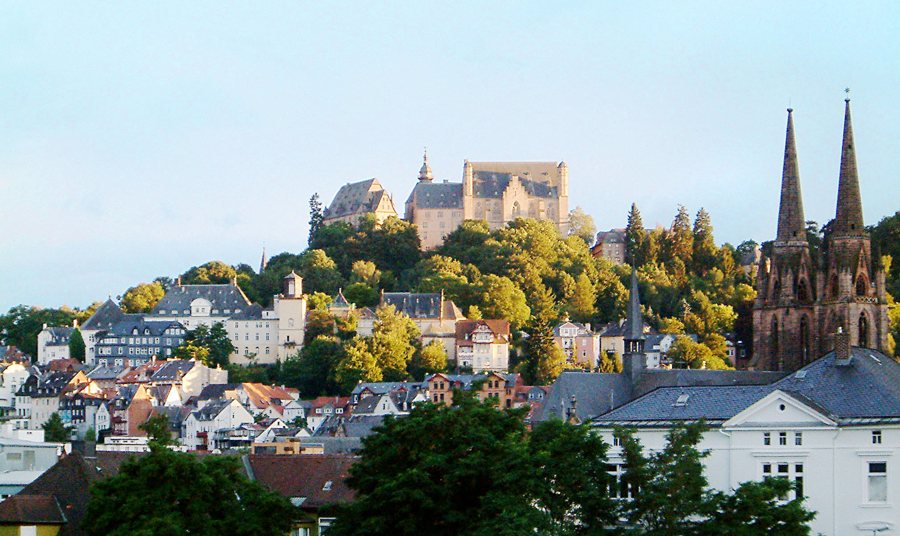 Blick über die Dächer der Marburger Oberstadt zum Landgrafenschloss und zur Elisabethkirche.