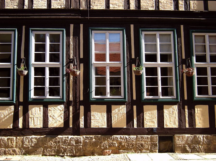 Fachwerkhäuser am Marktplatz der Altstadt von Quedlinburg