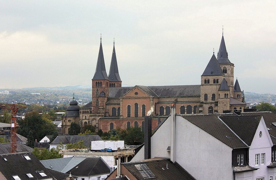 Blick von der Porta Nigra auf den Dom St. Peter in Trier