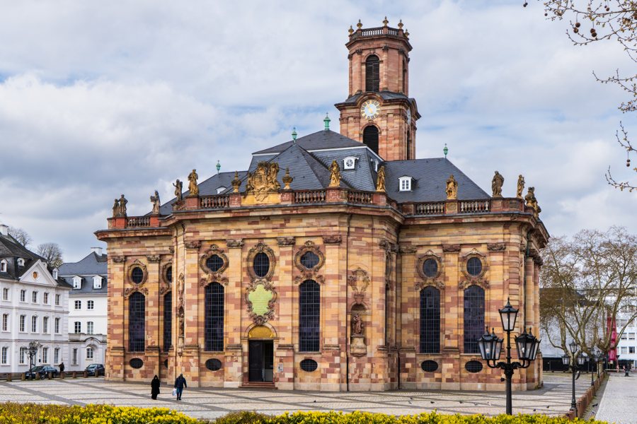 Außenansicht der barocken Ludwigskirche am Ludwigsplatz in Saarbrücken.