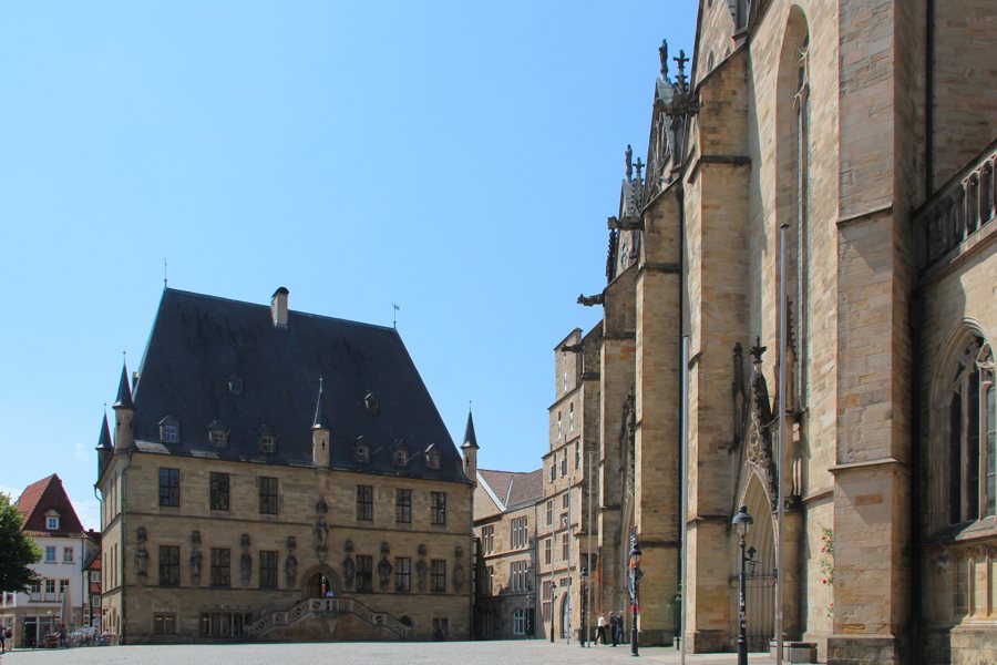 Rathaus des Westfälischen Friedens links am Osnabrücker Marktplatz, rechts die Domfassade.