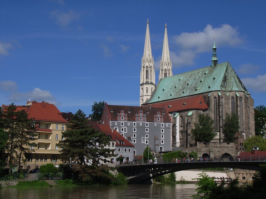 Peterskirche und Waidhaus in Görlitz am Ufer der Neiße, nahe der Altstadtbrücke.