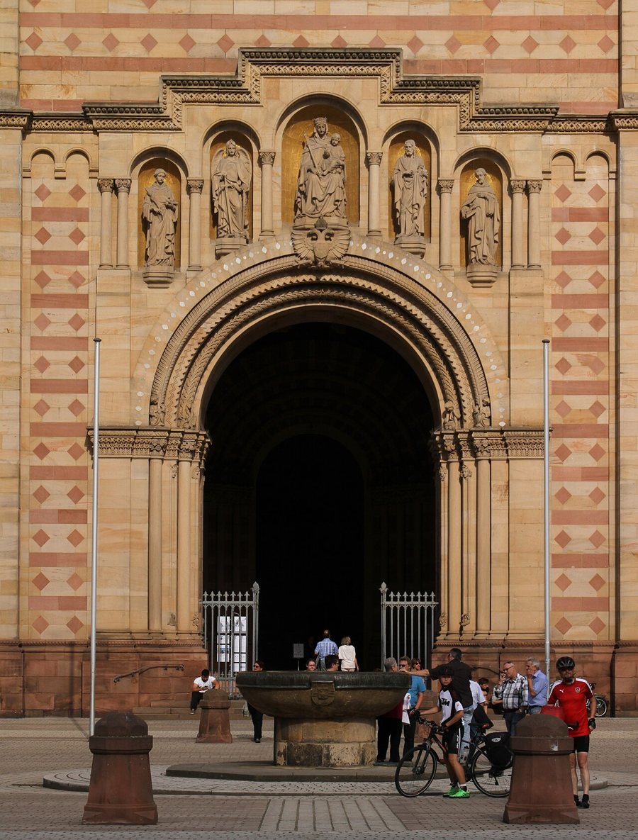 Westportal des Speyerer Doms mit romanischer Architektur und Skulpturenschmuck