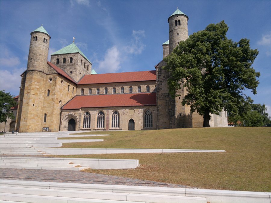 Außenansicht der Michaeliskirche in Hildesheim, einer der Welterbestätten der Stadt.