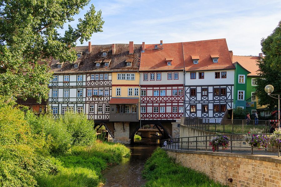 Historische Krämerbrücke mit Häusern über der Gera in Erfurt