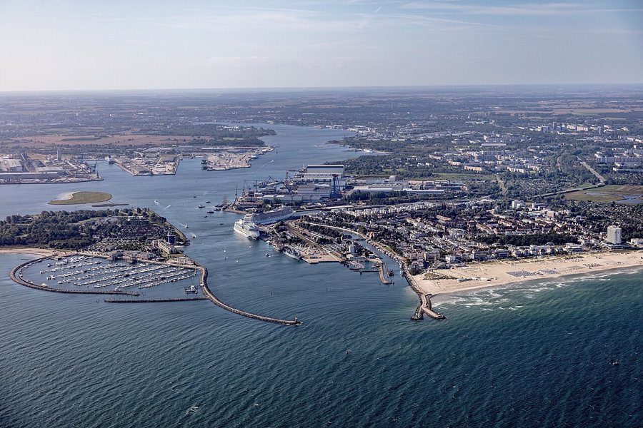 Luftbild des Rostocker Hafens und der Warnemünder Hafeneinfahrt