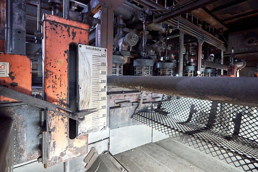 Messskala und Maschinenanlage im Inneren der Zeche Zollverein
