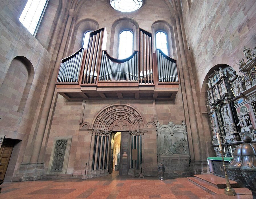 Orgel und steinerner Innenraum im Mainzer Dom St. Martin