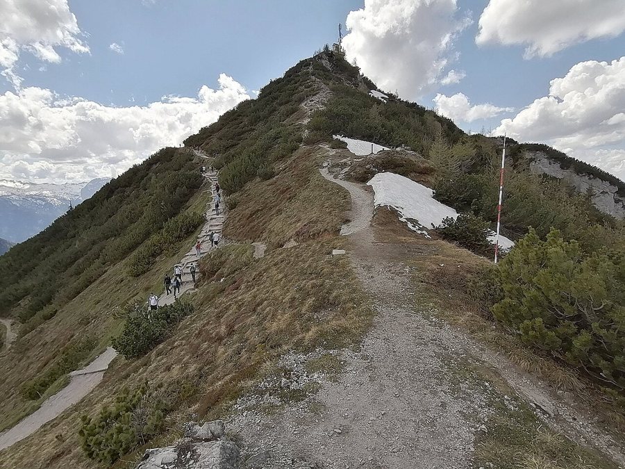 Gipfelbereich des Jenner mit Wandernden und Schneeresten