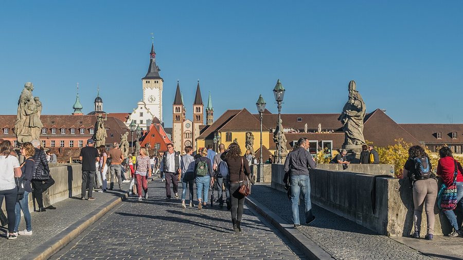 Alte Mainbrücke in Würzburg, mit Dom St. Kilian im Hintergrund