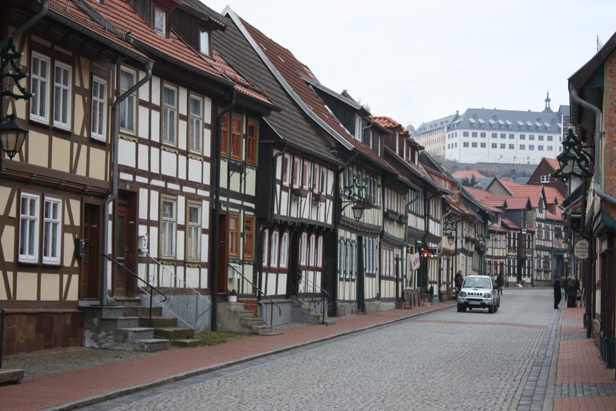 Fachwerkhäuser säumen die Niedergasse in Stolberg (Harz)