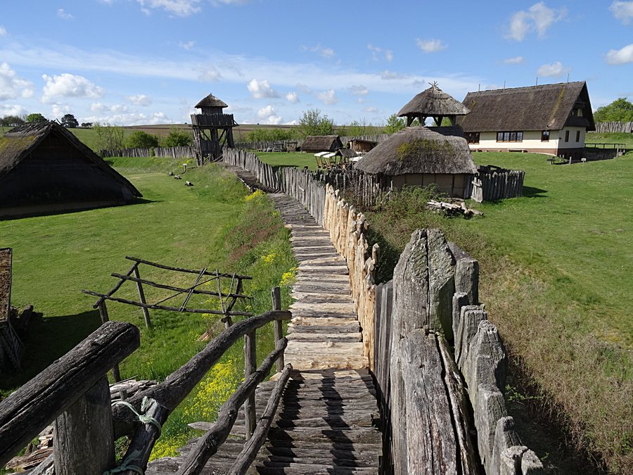 File:Westgreußen Funkenburg 04.jpg