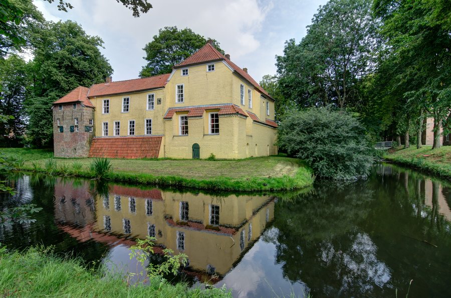 File:Krummhörn, Pewsum, Manningaburg, 2015-08 CN-01.jpg