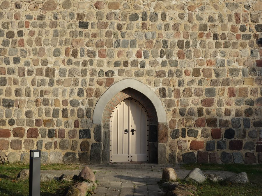File:Dorfkirche Dahlewitz 2020 Portal W.jpg
