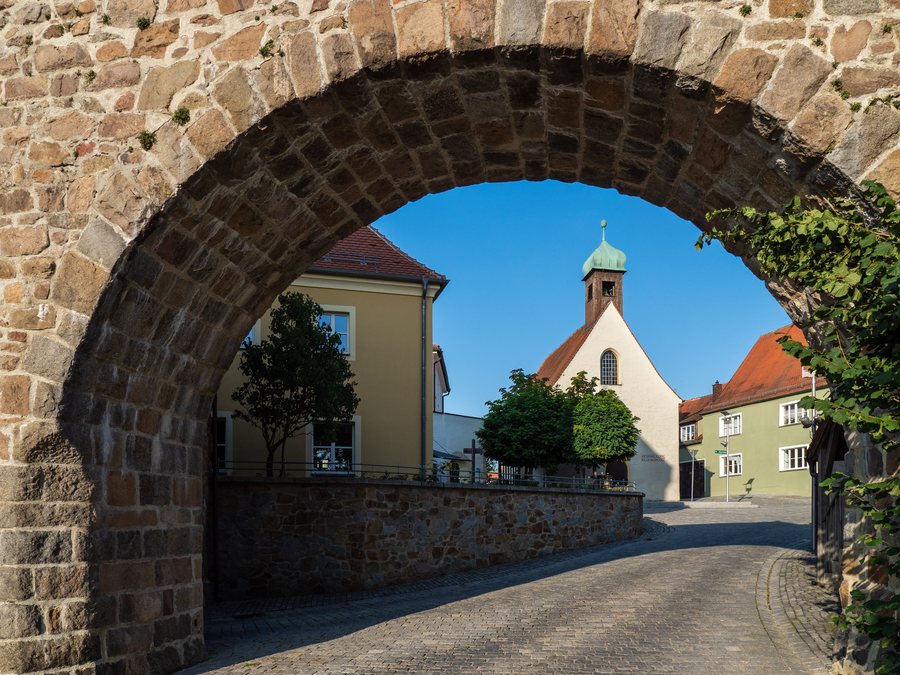 File:Nabburg Obertor Laurentiuskirche 190823004RM.jpg