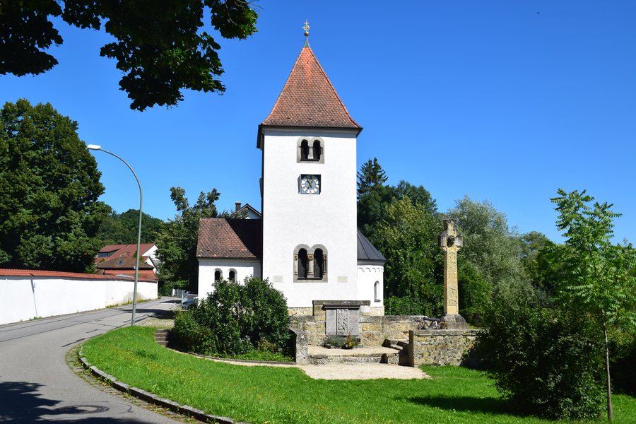File:Hl. Dreifaltigkeit (Regendorf).jpg