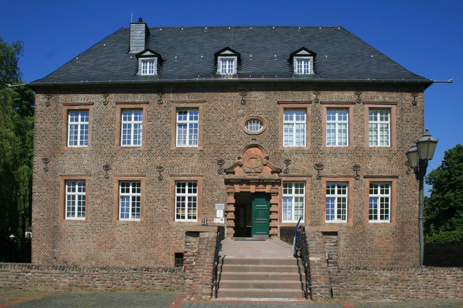 File:Niederzier Denkmal-Nr. 13, Rathausstraße (2 - 8) (1471).jpg