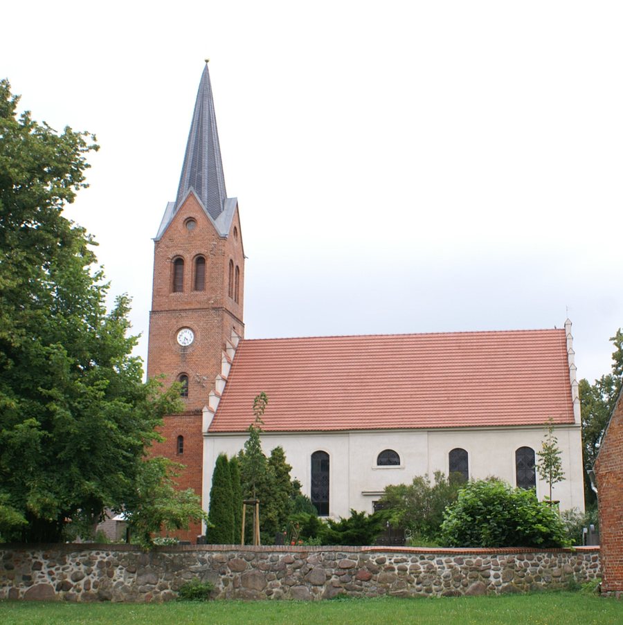 Grischow bei Altentreptow Kirche Suedseite.JPG