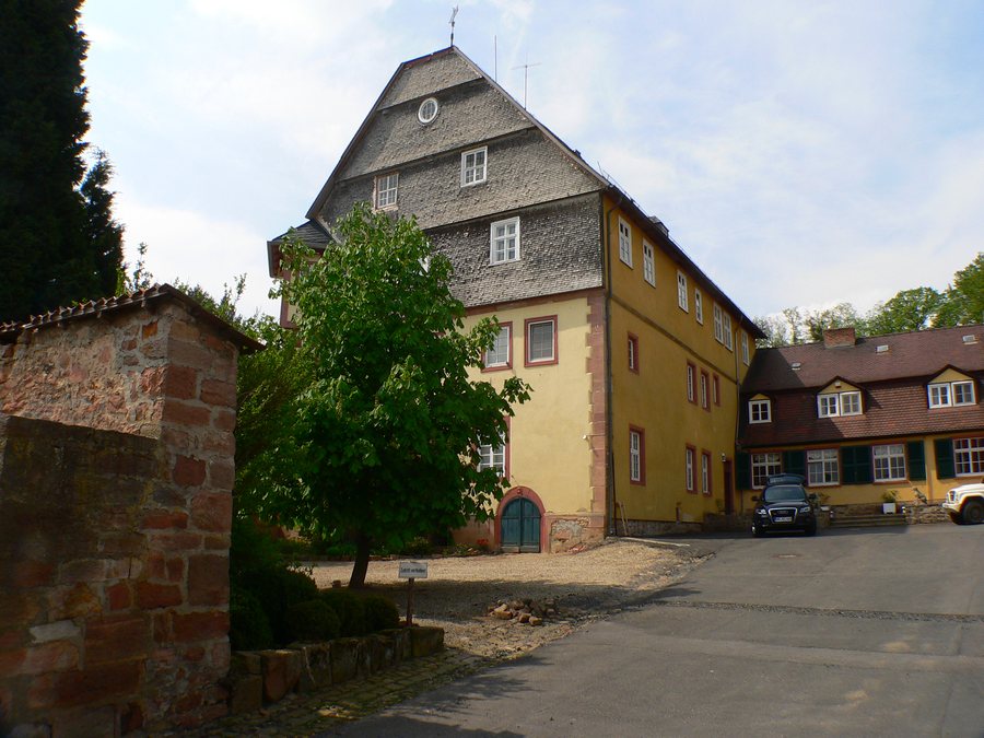 File:Schloss Willingshausen.jpg