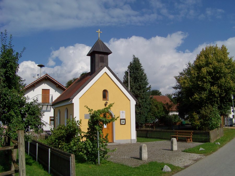 File:Breitenweinzier Dorfkapelle.jpg