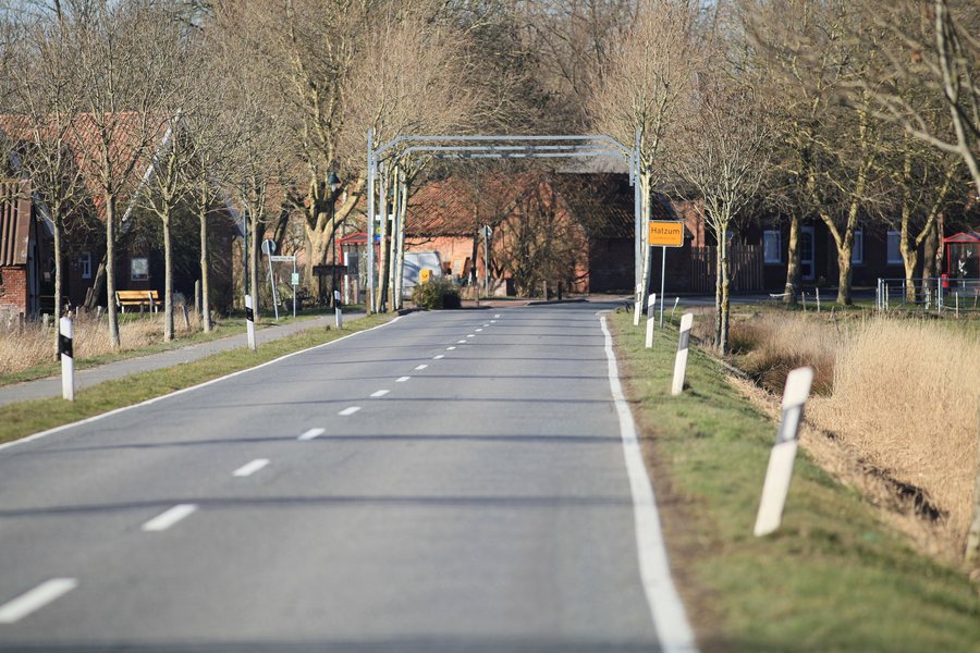 File:Jemgum Hatzum - Dorfstraße 01 ies.jpg