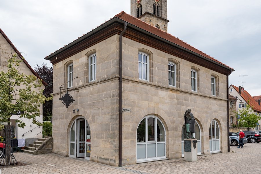 File:Marktplatz, Alte Kanzlei Eckental 20190705 002.jpg