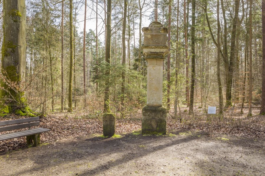 Wayside shrine and Kreuzstein southwest of Rothhof, Bischberg