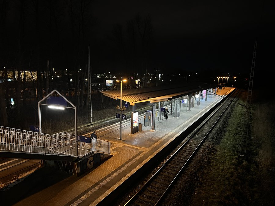 File:Rostock Bahnhof Evershagen lub 2025-02-14 Nacht.jpg