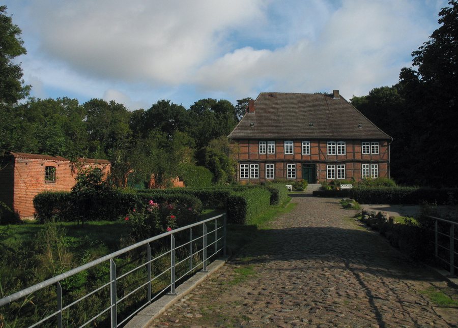 File:Gross Wuestenfelde manor.jpg