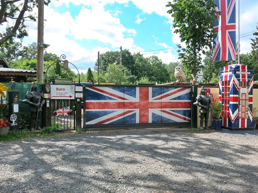 File:2020-08-23-vettelschoss-kalenborn-little-britain-01.jpg