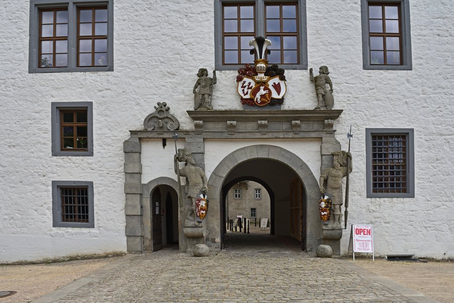 File:Wolfsburg Castle main entrance.jpg
