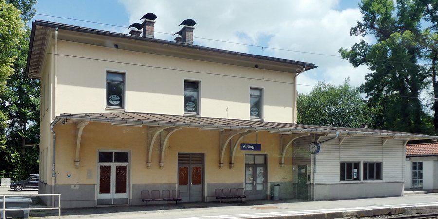 File:Aßling, Bahnhof, Empfangsgebäude v W, 2.jpeg