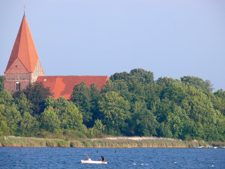 File:Kirchdorf Poel Kirche Strand.jpg