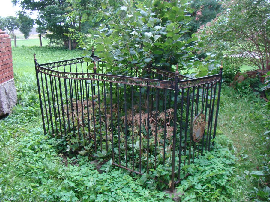File:Gorschendorf-Grabstaette-Bluecher-Wickede.JPG