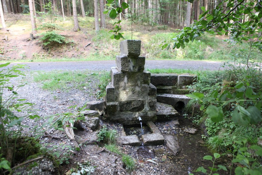 File:Weitramsdorf-Kastenbrunnen.jpg