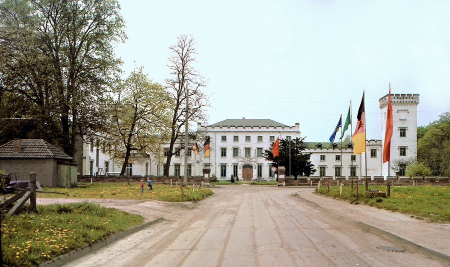 File:19870510200NR Varchentin Schloß.jpg