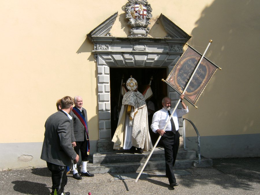 File:Meersburg-baitenhausen-wallfahrtskirche-skapulierfest-prozessionsbeginn.JPG