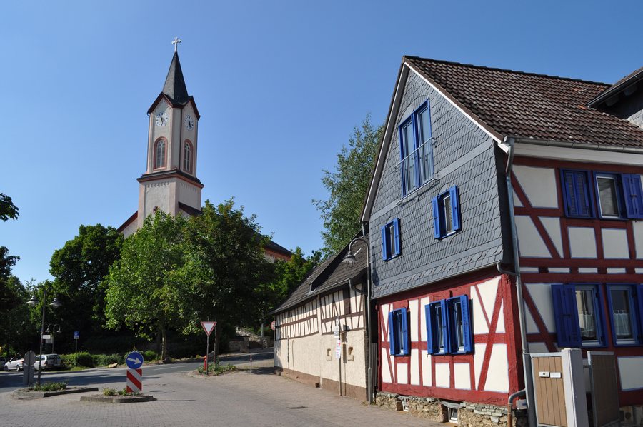 File:Eschbach, Dorfszene mit Kirche.JPG