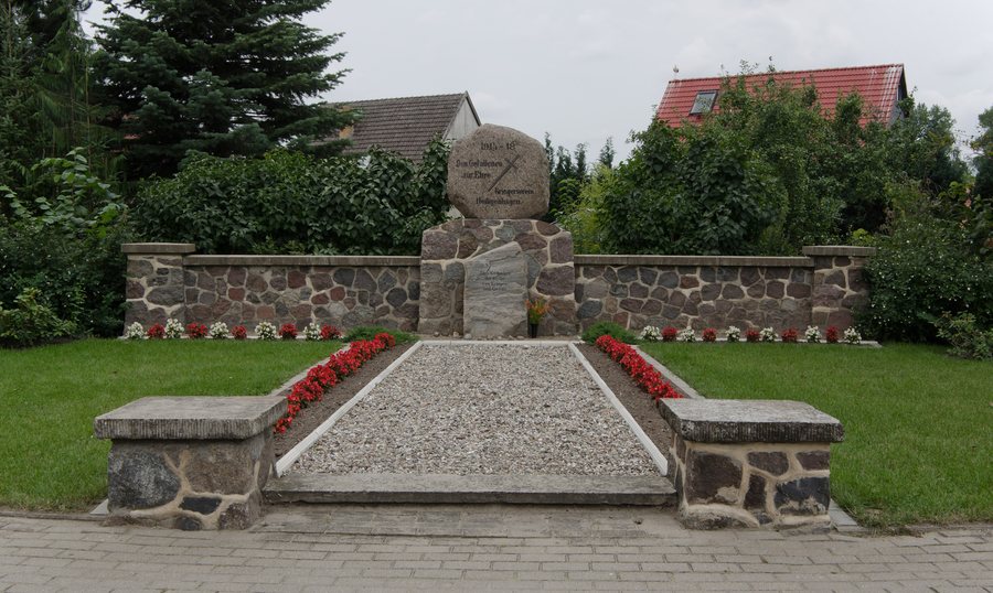 File:Heiligenhagen Ehrenmal.jpg