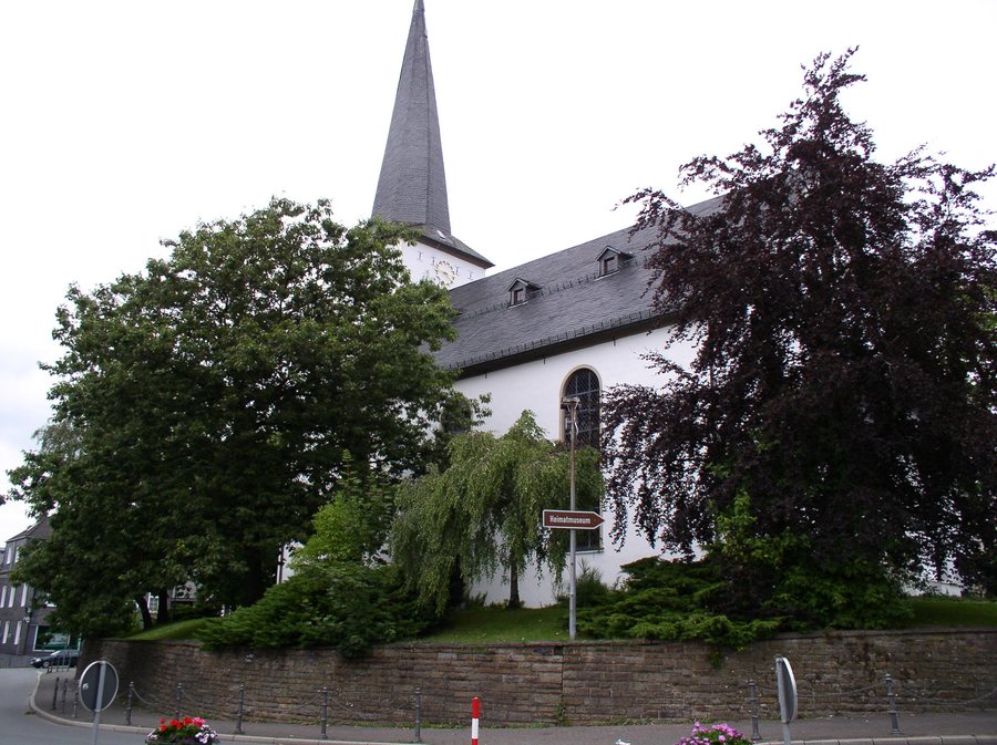 File:Nicolai-Kirche Halver.JPG