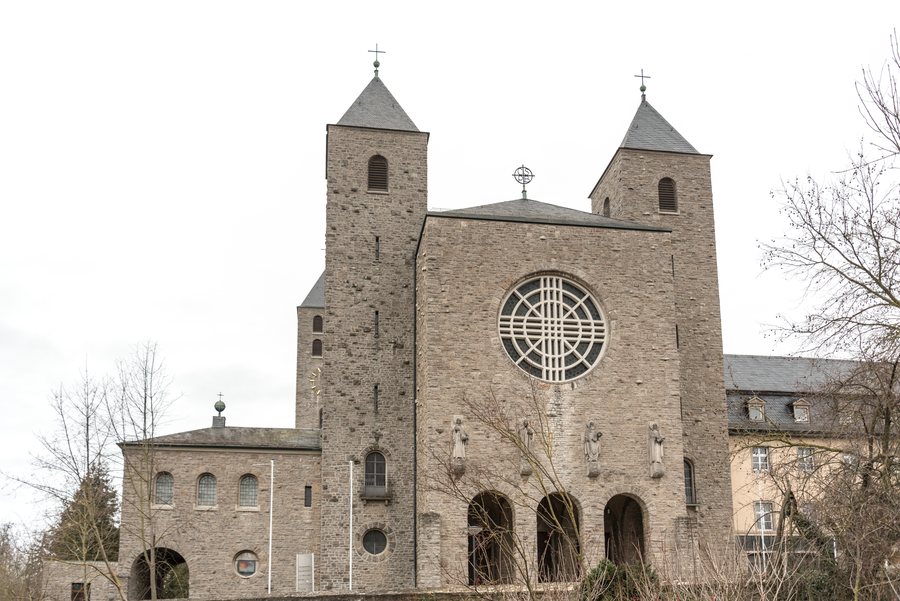 File:Schwarzach am Main, Münsterschwarzach, Klosterkirche-20160131-001.jpg