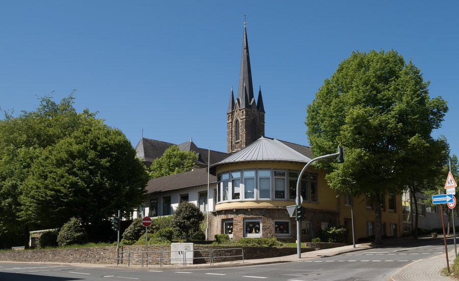 File:Heiligenhaus, toren van de katholische Pfarrkirche Sankt Suitbertus Dm39 in straatzicht IMG 2914 2018-05-05 12.52.jpg