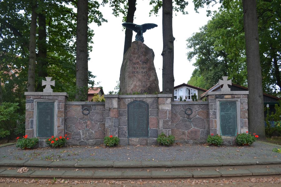 File:DenkmalToppenstedt.JPG
