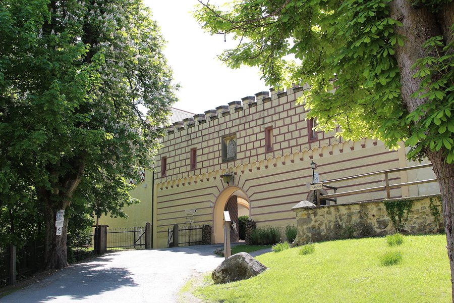 File:Guteneck Schloss 16 Mai 2015.JPG