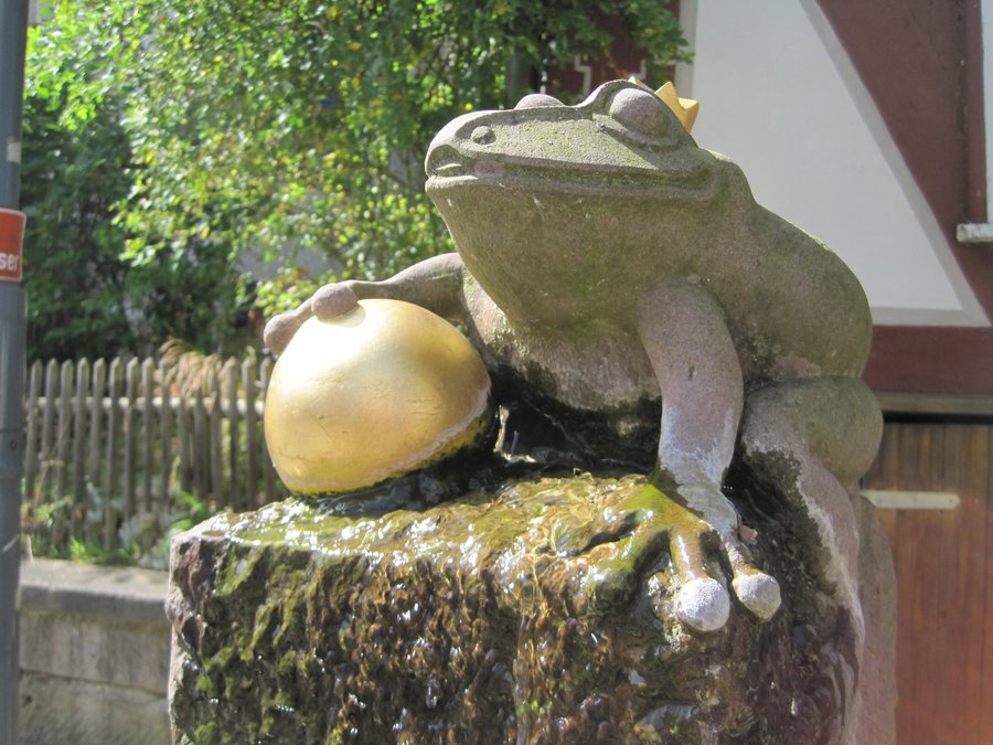 File:Froschkönig Brunnenfigur Naumburg (Hessen).jpg